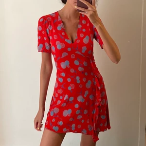 Sommarklänning  - Så fin sommarklänning med perfekt passform stl 36. 