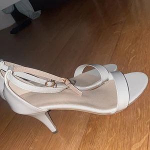 Helt nya vita klackar  - Helt nya oanvända Vita klackar, köpte dom från shein men dom va för små