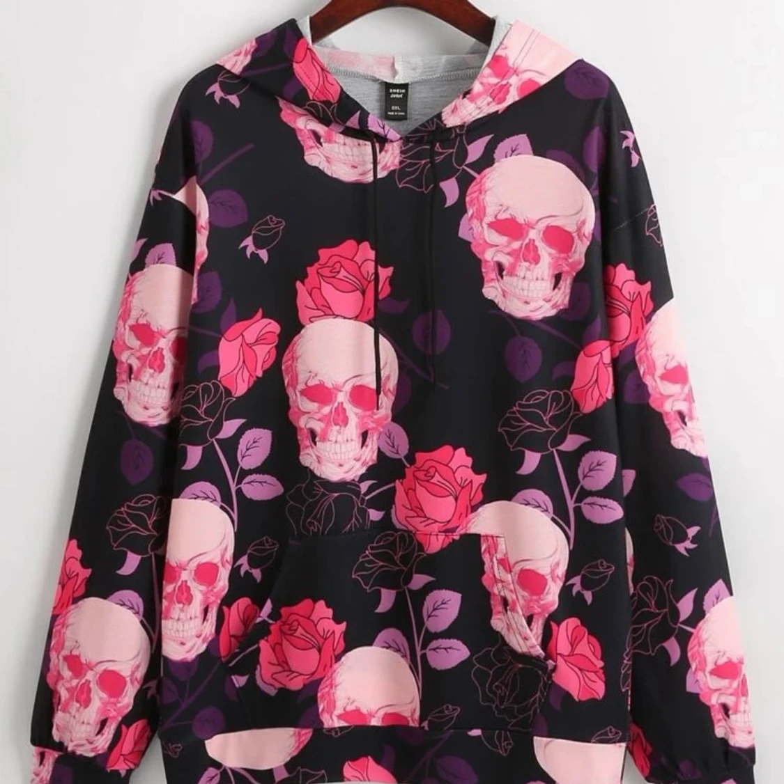 Rosa svart munktröja med döskallar.
