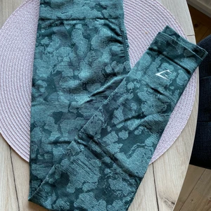 Gymshark  - Gymshark Camo i färgen obsidian green - militärgrön färg, storlek S. Använda en gång så i nyskick utan skavanker  450kr + Köparen står för frakten 66kr spårbart 