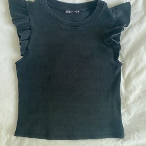 Zara topp - Säljer denna så söta zara toppen. Köpt sommaren 2020 och endast använt fåtal gånger❤️