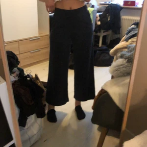 Byxor - Ursköna marinblåa byxor!!! Känns som mjukis men ser samtidigt elegant ut. Storlek XXS men är stretchiga så kan passa S också 