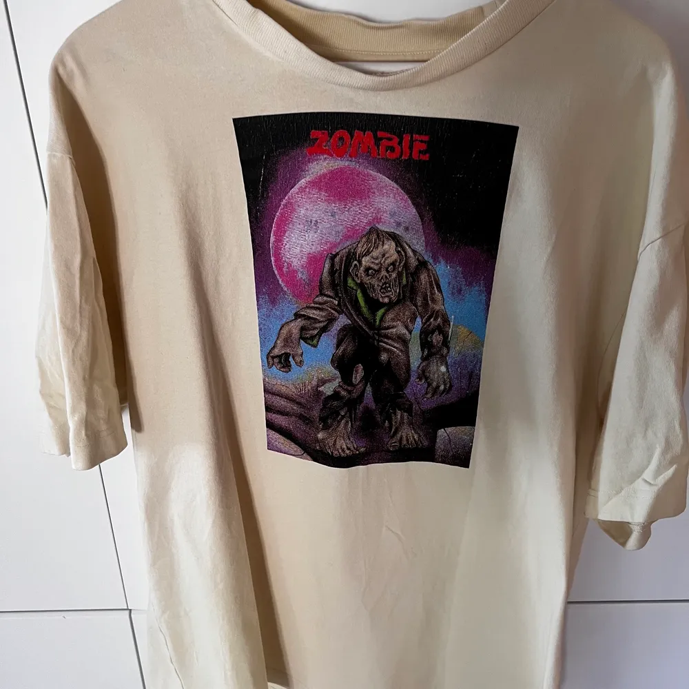 Limited edition T-shirt i Samarbete mellan Acne Studios och Monster in My pocket. I väldigt gott skick förutom kragen som är lite smått sluta . T-shirts.