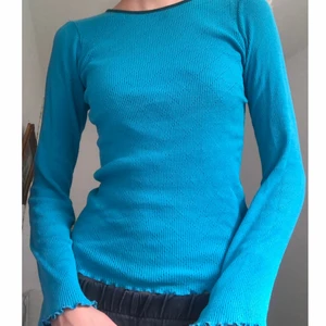 Turkos långärmad tröja  - Super mysig tröja med fina detaljer i tyget. Det står att den är i storlek Onesize men skulle säga att den passar Xs-S beroende på hur tight man vill att den ska vara. 😆