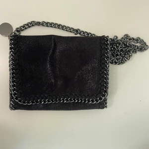 Stella McCartney liknande väska - Säljer min stella McCartney liknanade väska som tyvärr inte kommer till andvändning. Köpt här på Plick för 400kr och jag säljer för 200kr. Är i väldigt bra skick, Skriv för fler bilder🥰