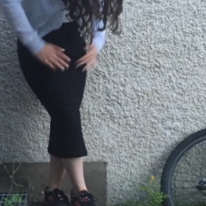 Ribbad/stickad Långkjol - Jag säljer denna jätte fina lång kjol som går perfekt att använda som en kort bandeauklänning, perfekt nu till sommaren. Den är i storlek xs men eftersom den är så stretchiga passar den en xxs-m. Tveka inte om du har några frågor, bara o fråga på💕