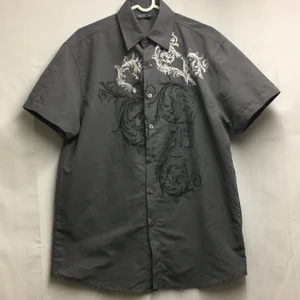 Skjorta med tryck - En otroligt cool skjorta med tryck från märket Okay. Storlek M i nytt skick. (Obs frakt ingår inte i prisetk)