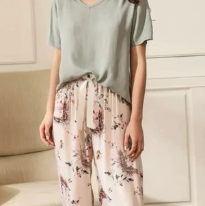 Pyamas set/ myskläder - Aldrig använt pyamasset/ myskläder, härligt vida byxor med sör rosett. Tunnt svalt tyg, jättefint mönster. 