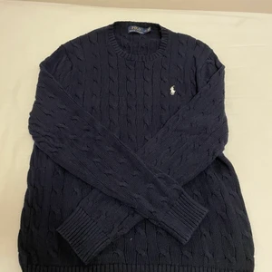 Stickad Polotröja L - En stickad polotröja som jag fick i present och som var för stor för mig. Frakten är på dig :)