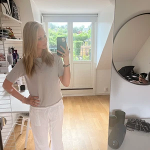 Vita linnebyxor  - Så fina linnebyxor som jag var väldigt nöjd med när jag fick hem dom! Dom passade mig superbra, men krympte en aning i tvätten. Därför säljer jag dom!😊 Byxorna är i storlek S men jag skulle säga att de krympte till en XS. Bilderna på linnebyxorna är tagna efter att dom har krympt, alltså krympte dom inte så mycket. Jag är 163 cm lång!😊💕💕💕