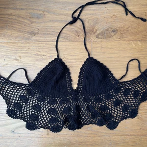 Virkad topp - En virkad topp som aldrig kommit till användning tyvärr! Passar superfint till festivaler eller rave fester eller whatever! 🧝🏽‍♀️ Står ingen storlek men den passar XS/S kanske till och med M beroende på hur man vill att den sitter, det går att juster banden! 