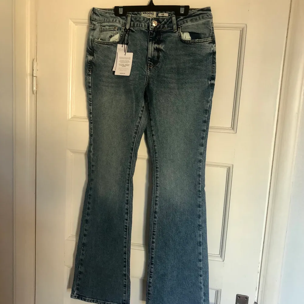 Utsvängda och lågmidjade jeans som är helt nya. Storleken är 40 men de är väldigt små i storleken så passar bättre 36/38. Priset kan diskuteras!. Jeans & Byxor.