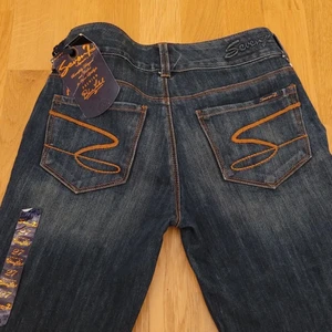 Low waisted jeans - Tyvärr måste Jag sälja dem här jeansen för att dem va som jag tänkte mig men dem är i bra skick dem är väldigt sköna och jag är 170 cm lång. Köpt här på plick från Julia! (Julias bilder) inte mina