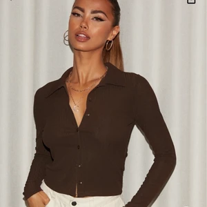 Topp - Snygg skjort-topp från Nelly. Aldrig använd. Storlek medium, men skulle även säga att den passar en S. Sista bilden är min. Köpare står för frakt