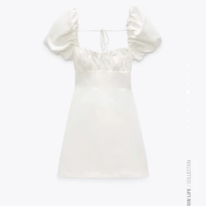 Klänning  - Zara klänning i storlek S, superfin och går att justera i ryggen beroende på hur tight man vill ha den! 💗 Pris: 200 + 50kr frakt