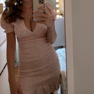 Zara klänning  - Säljer min super söta klänning från zara i storlek XS då den tyvärr har blivit förliten. Den är i nyskick. Köparen står för frakten😍