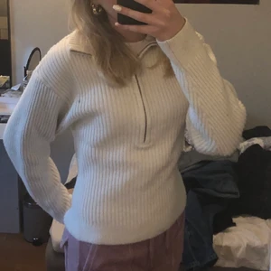 Stickad tröja dragkedja - Säljer denna fina tröja från hm. Köpte den för ett tag sedan men har inte kommit till användning. Jättefin och använd fåtal gånger, eftersom att den är stickad är den dock lite nopprig men inget man tänker på skulle jag inte säga. Slutsåld❤️