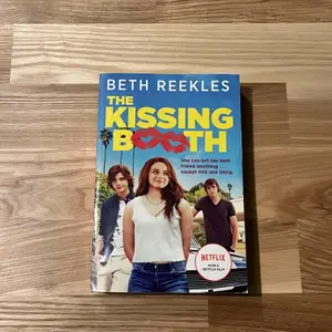 Säljer The Kissing Booth boken som är skriven på Engelska :) Har läst den en gång och den är i fint skick 