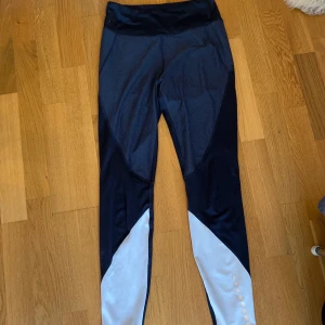 Träningstights från H&M - Sköna och snygga träningstights från H&M strl S men passar mig som oftast har M i träningskläder 