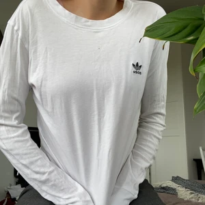 Adidas tröja - Jättefin vit långärmad tröja från Adidas. Adidasmärket är insytt. Väldigt bra kvalitet.😊💞