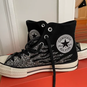 Glittriga converse   - Nu säljer jag dessa jätteballa men tyvärr för små converse. De är i storlek 37.5 & lite för små för mig med storlek 38. De är i princip aldrig använda och väldigt rena. Köpte de för 1000kr av en tjej på Plick och säljer de för 800!!