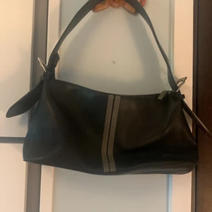 Esprit handväska  - Litten men rymlig esprit handväska i nyskick 