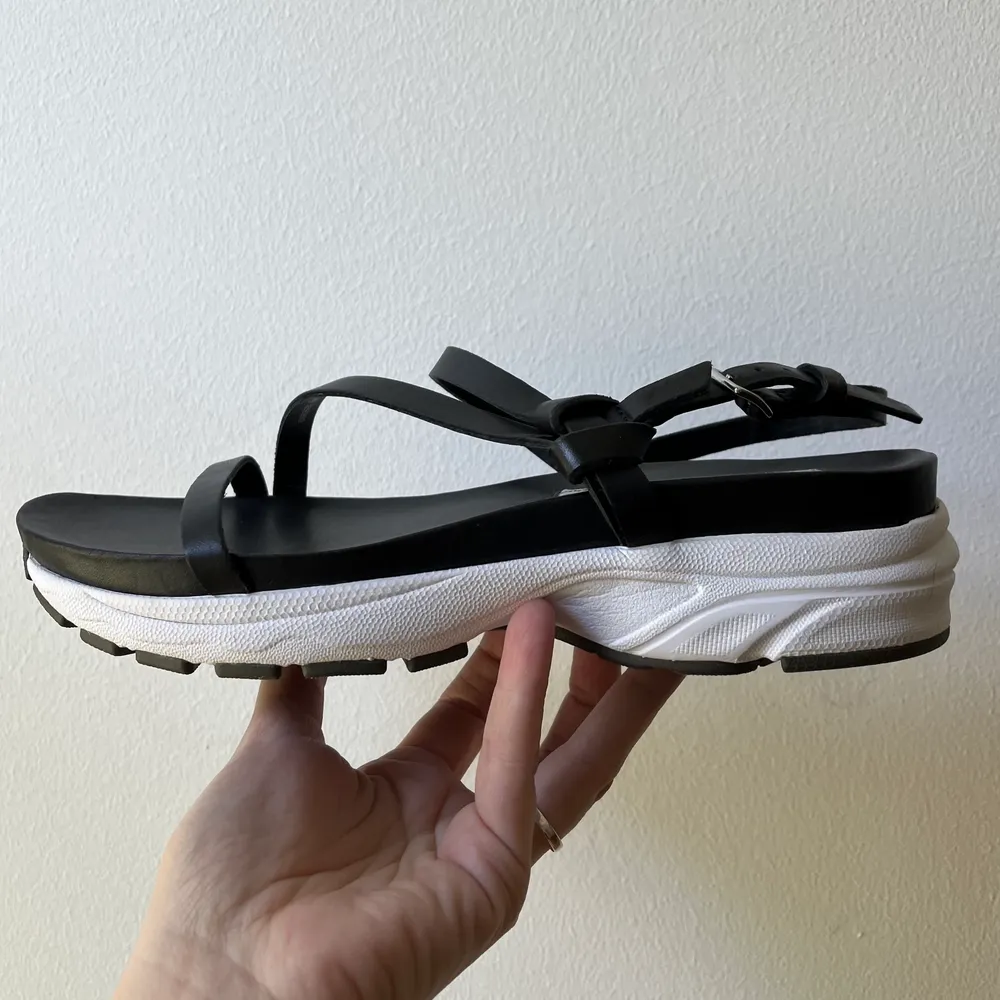 Sneakers sandaler från & Other Stories 🖤 säljes pga lite för stora för mig som brukar ha 37/38. Helt oanvända! Ordinarie pris 750, säljer för 450+frakt ✨. Skor.
