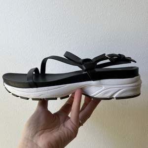 Sneakers sandaler från & Other Stories 🖤 säljes pga lite för stora för mig som brukar ha 37/38. Helt oanvända! Ordinarie pris 750, säljer för 450+frakt ✨