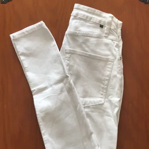 Lager 157 vita jeans snake stl M - Ett par supersnygga vita jeans som endast är använda några gånger <3