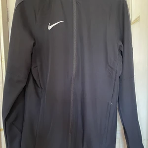 Träningsjacka - Helt oanvänd träningsjacka från Nike i storlek S, skulle säga att den är som en S/M. Kan frakta också! 