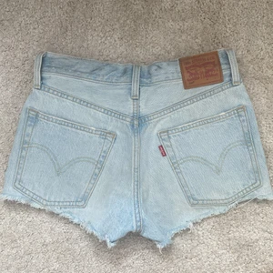 Levi’s 501 shorts - Fina 501 jeansshorts från Levi’s. Används inte längre och har heller inte gjort det mycket. Ingen angiven stl men har midjemått ca 75 cm och passar mig som är 34/36 och de sitter under naveln💕
