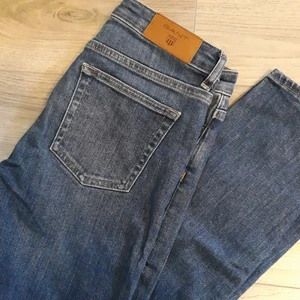 Gant jeans dam - Gant jeans storlek w27/wl32 165/68a mdn jag skulle säga att de är storlek 36, jag har 38. Jeansen är low waist och nya. De passa mig inte och de var en present, kan inte stänga igen gylfen. Nypris runt 1300-900kr.