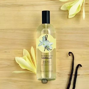 The body shop parfym - The body shop parfym Doft: Vanilj 100 ml flaska Endast tagit lite ur flaskan Söt vanilj doft som luktar ljuvligt
