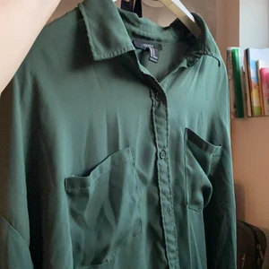 Grön skjorta  - Lätt skjorta med svart band