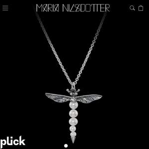 Hej ! Säljer detta super snygga Maria Nilsdotter halsband och skulle även kunna tänka mig att byta något annat ifrån Maria Nilsdotter ❤️ kom med egna bud inga skambud tack🫶 längden på kedjan är 45 tror jag 