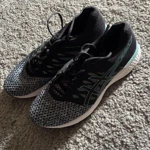 Asics Gel Exalt 4 Löparskor storlek 41,5 - I princip helt oanvända löparskor som jag själv inte har någon användning av längre. Skorna är i fint skick och har nästan aldrig använts, inga märkbara skador eller något smuts överhuvudtaget. Betalaren står för frakten. Betalning sker via swish efter. 