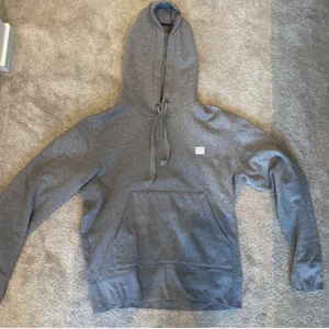 Acne hoodie grå - Säljer min hoodie från acne studios. Den är använd två gånger men jag tycker att jag inte passar i grå. Kanske kan tänka mig att byta mot en annan färg så skriv förslag! Den är i storlek xs men är ”oversized” så passar en S också. Priset går att diskutera men om det är flera intresserade blir det budgivning. Den finns kvar så länge annonsen är upplagd. Reserverar tyvärr inget utan det är den som swishar först som får den. Skriv för fler bilder