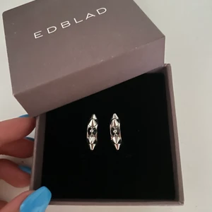 Edblad örhängen  - Hej, säljer nu mina superfina Örhängen från edblad. Köptes för några månader sen men,  kommer inte till användning då jag har köpt ett par andra örhängen!