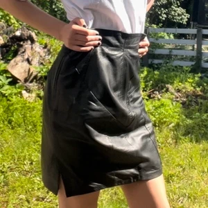 Läderkjol i storlek 38 - Kjol av läder från H&M som är för stor för mig. Matchar bra med nästan alla toppar och snygg om man har den på kvällarna!