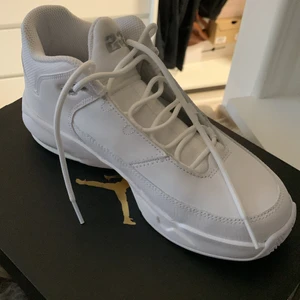 JORDANS MAX AURA 3 (GS) - Storleken på skorna är 37,5. De är helt oanvända då jag aldrig gått ut med dem. Färgen är (white/metallic silver- white)! 