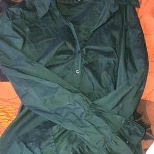 Skjorta - En väldigt vacker skjorta som framhäver midjan och bysten lite mer. Passar inte riktigt mig som jag ville ha den. Storlek L men passar även M Sjukt bekväm!!!