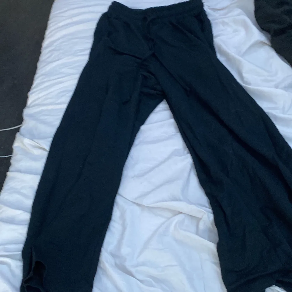 Jätte sköna och mysiga vardags byxor. Luftiga och passar perfekt till en varm sommardag i storlek XS. Orgenalpriset var 300kr.. Farkut & Housut.