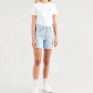 Levi’s 501 shorts - Säljer mina 501 mid thigh shorts. Dem är i väldigt bra skick då de är knappt använda. Köpt för 649 kr. Skriv för mer info och egna bilder!!!