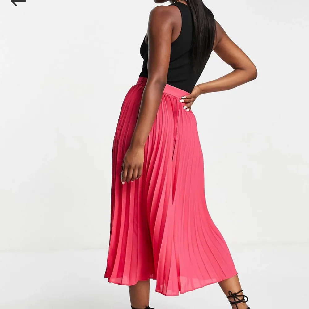 En helt ny och oanvänt midi kjol från Asos med färgen rosa 🌸. Kjolar.
