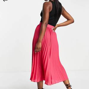 En helt ny och oanvänt midi kjol från Asos med färgen rosa 🌸