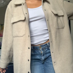 & other stories jacka - Skön och varm jacka i ull. Oversized och mysig. Färgen är lite beigegrå