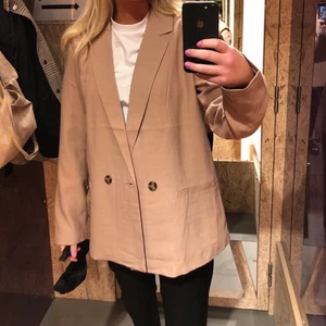 Beige kavaj - Beige oversized kavaj från Gina Tricot i storlek 38. I väldigt bra skick.
