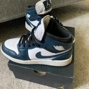 Jordan 1 dark teal - Använd i ca 4 månader, i bra skick. Säljer för de inte kommer så mycket till användning längre.