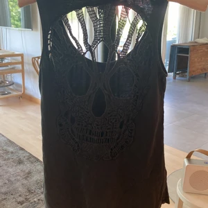Zara topp - Zara linne med döskalle i ryggen!!! Coolt å fint när man e bruuuun💖💖