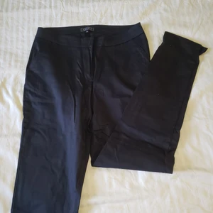 Svarta kostymbyxor - Fina svarta kostymbyxor i fint skick. Har fickor framtill.